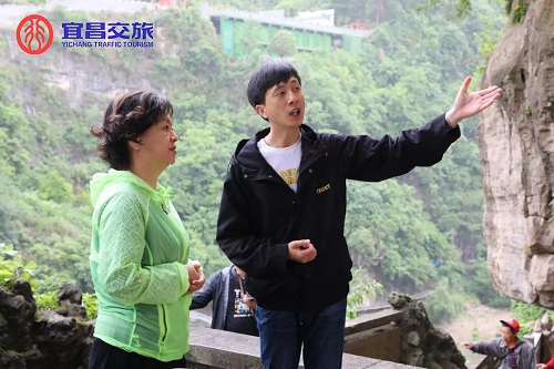 圖為向俊（左二）為央視著名制片人、主持人鞠萍（左一）介紹三游洞景區(qū)